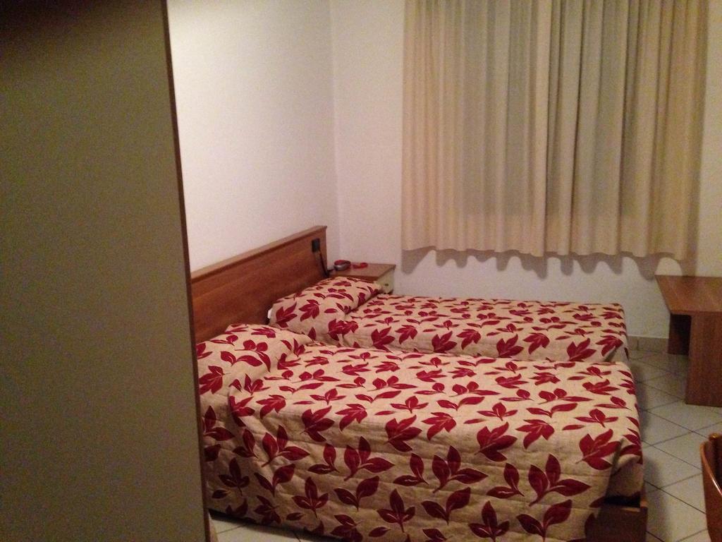 Arlecchino Hotel Castel San Pietro Terme Ruang foto